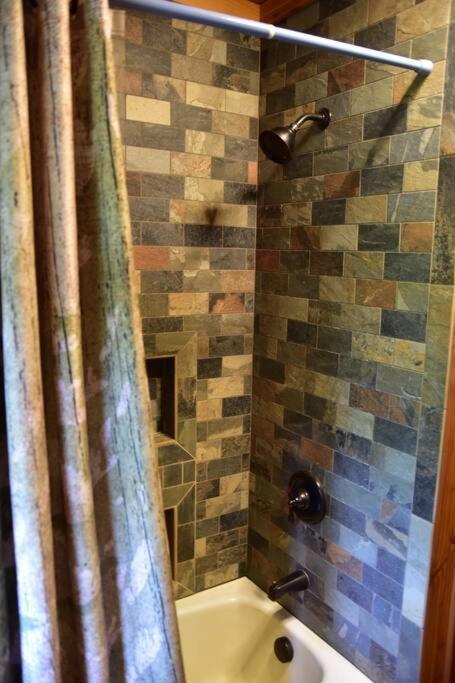 Quiet And Comfy 3Bed/2Bath - Chalet With Hot Tub. Cedar 外观 照片
